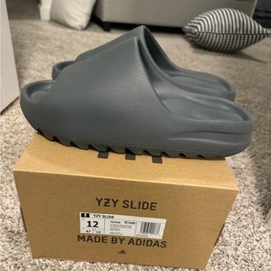 Mens Yeezy slide size 12